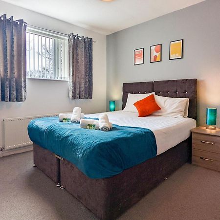 5-Bedroom Contractor House With 10 Beds Free Parking And Free Wifi - Outfield Homes By Your Lettings Short Lets & Serviced Accommodation Peterborough Extérieur photo