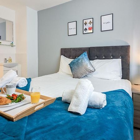5-Bedroom Contractor House With 10 Beds Free Parking And Free Wifi - Outfield Homes By Your Lettings Short Lets & Serviced Accommodation Peterborough Extérieur photo
