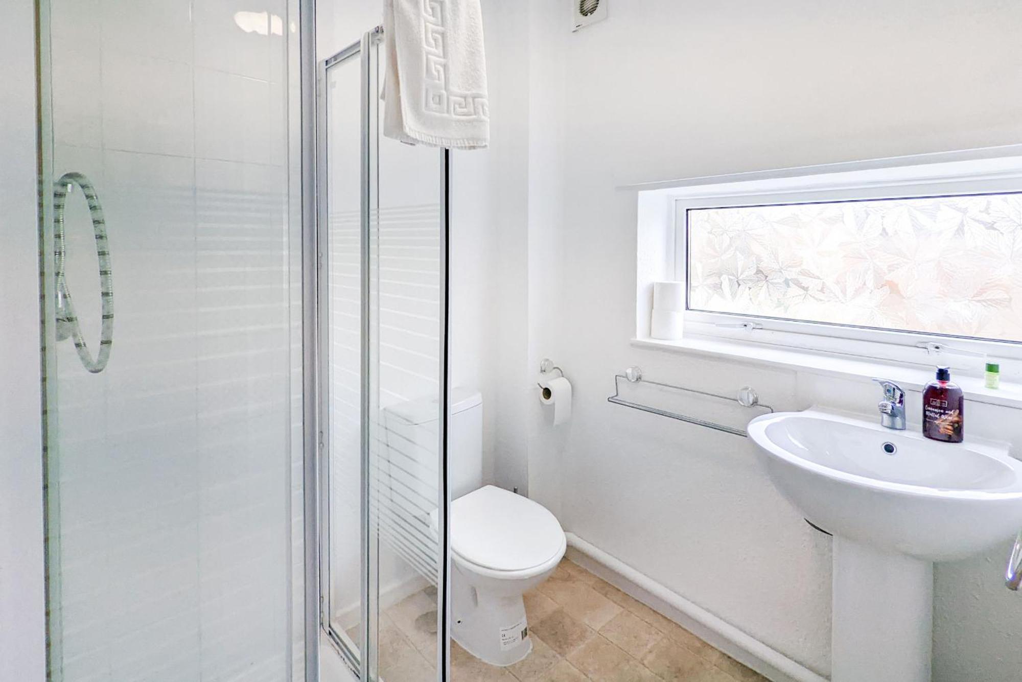 5-Bedroom Contractor House With 10 Beds Free Parking And Free Wifi - Outfield Homes By Your Lettings Short Lets & Serviced Accommodation Peterborough Extérieur photo