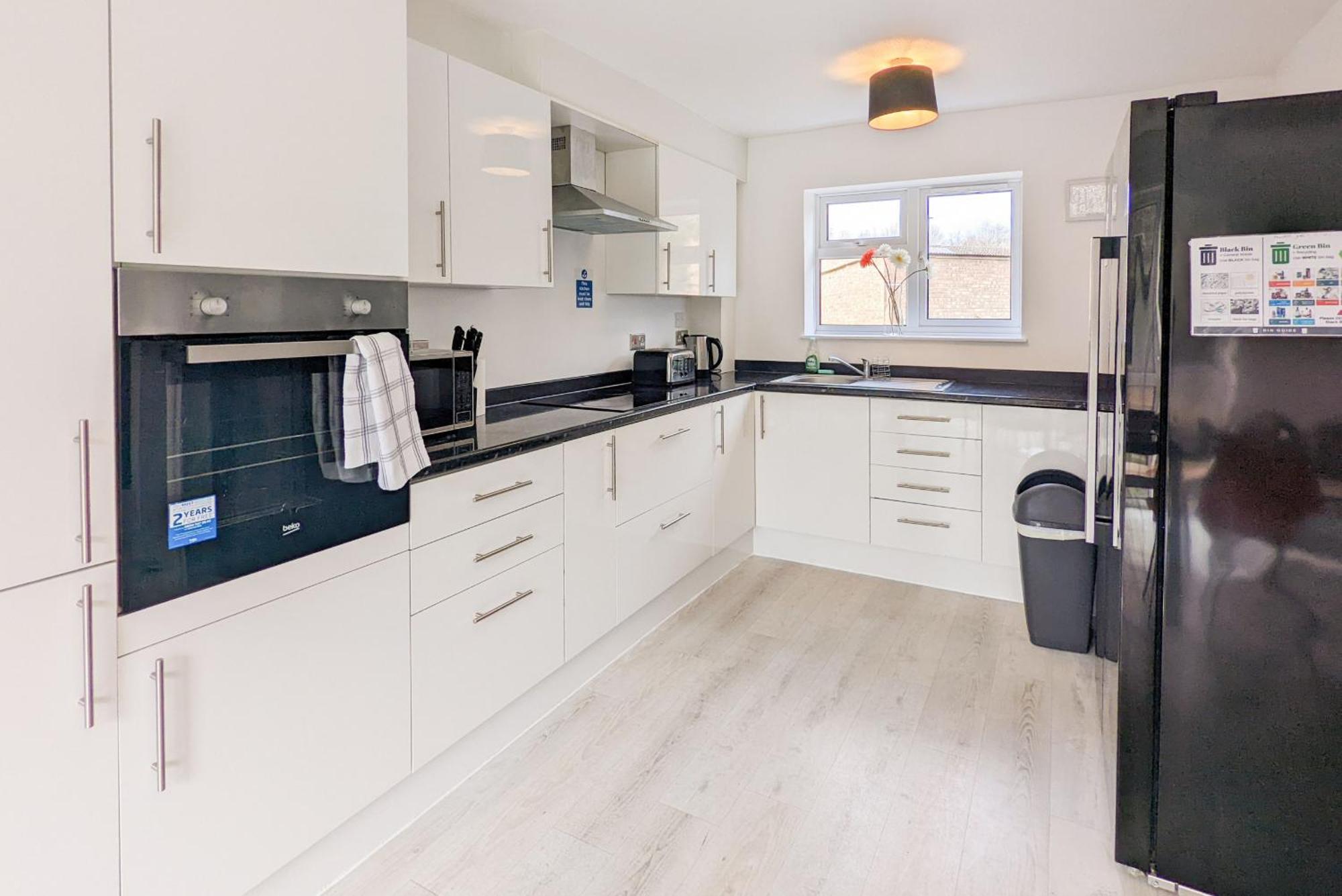 5-Bedroom Contractor House With 10 Beds Free Parking And Free Wifi - Outfield Homes By Your Lettings Short Lets & Serviced Accommodation Peterborough Extérieur photo