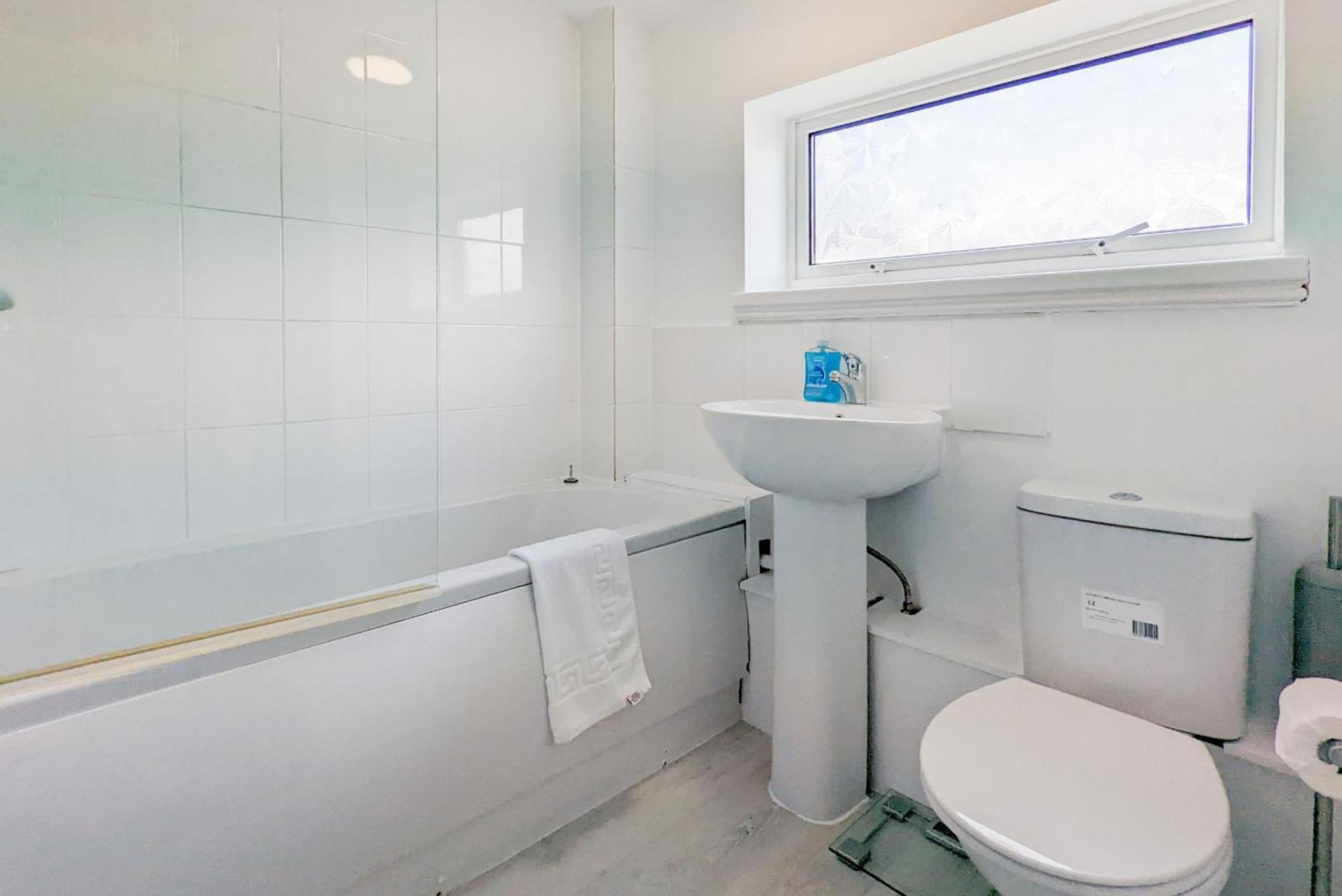 5-Bedroom Contractor House With 10 Beds Free Parking And Free Wifi - Outfield Homes By Your Lettings Short Lets & Serviced Accommodation Peterborough Extérieur photo