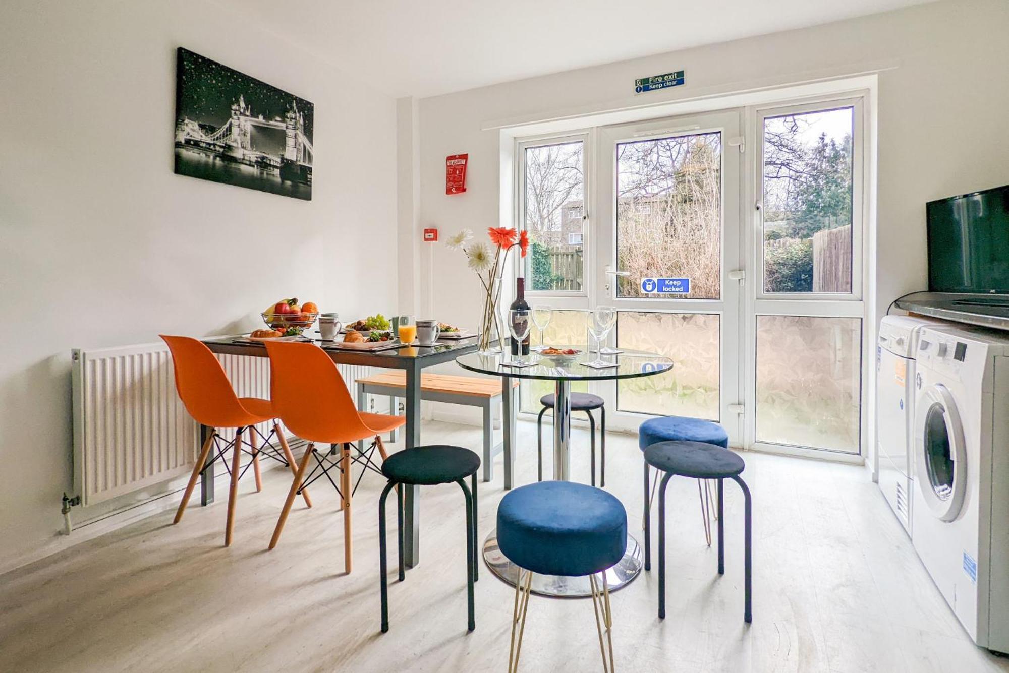 5-Bedroom Contractor House With 10 Beds Free Parking And Free Wifi - Outfield Homes By Your Lettings Short Lets & Serviced Accommodation Peterborough Extérieur photo