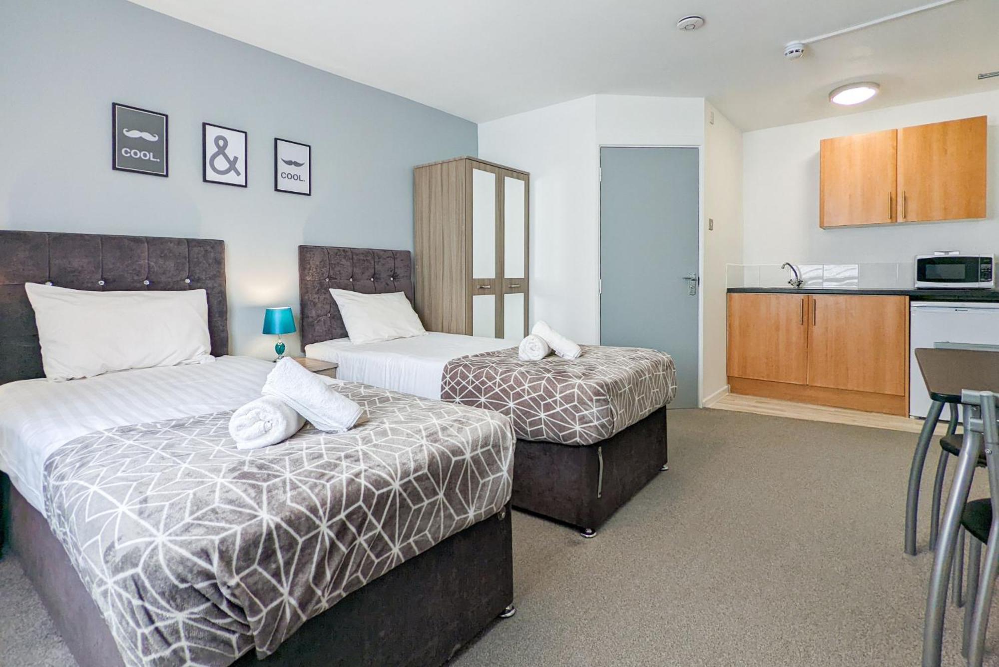 5-Bedroom Contractor House With 10 Beds Free Parking And Free Wifi - Outfield Homes By Your Lettings Short Lets & Serviced Accommodation Peterborough Extérieur photo