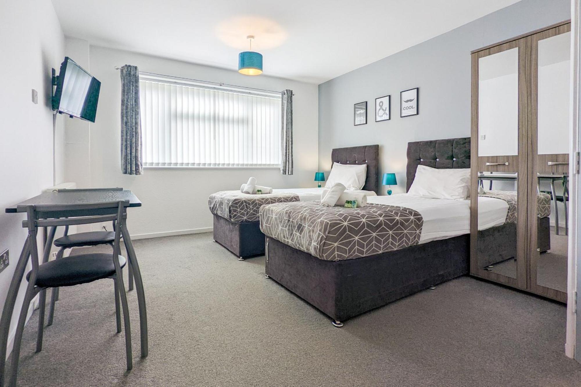 5-Bedroom Contractor House With 10 Beds Free Parking And Free Wifi - Outfield Homes By Your Lettings Short Lets & Serviced Accommodation Peterborough Extérieur photo