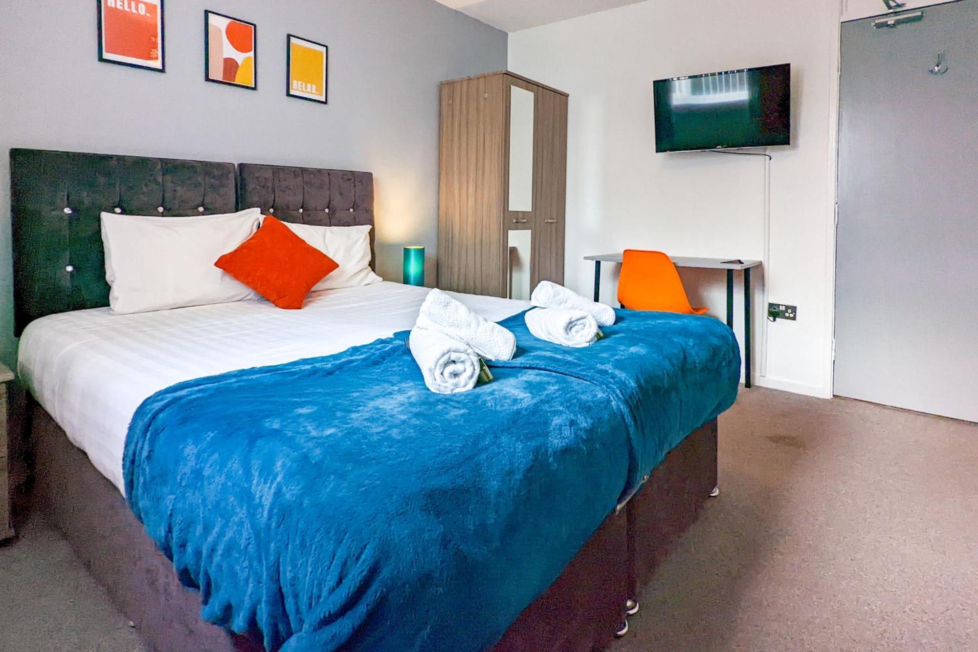 5-Bedroom Contractor House With 10 Beds Free Parking And Free Wifi - Outfield Homes By Your Lettings Short Lets & Serviced Accommodation Peterborough Extérieur photo