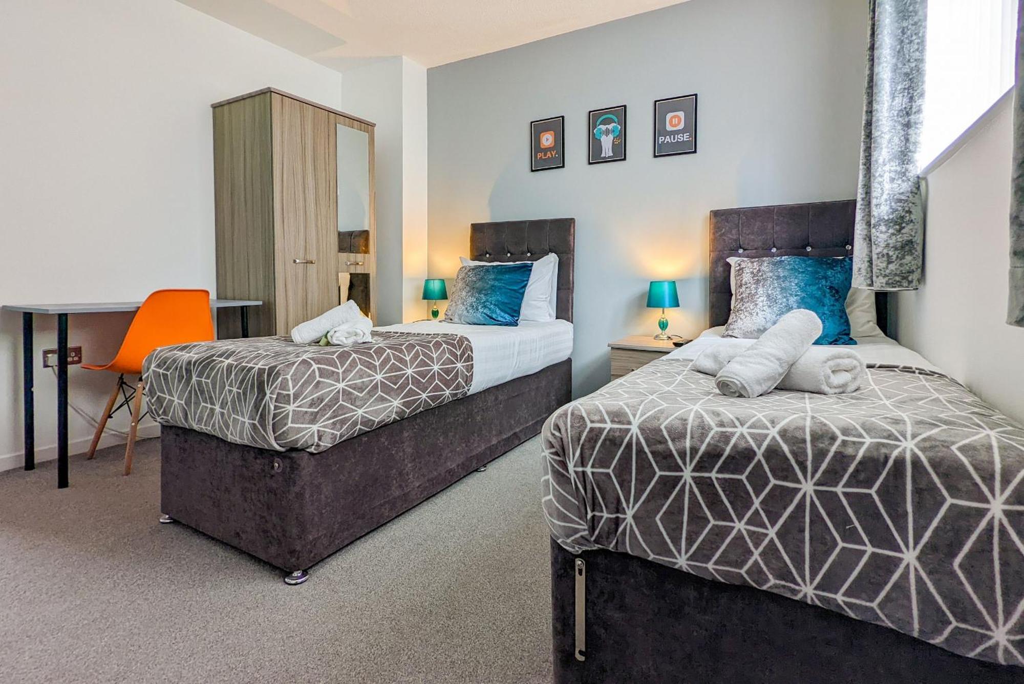5-Bedroom Contractor House With 10 Beds Free Parking And Free Wifi - Outfield Homes By Your Lettings Short Lets & Serviced Accommodation Peterborough Extérieur photo